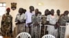Des soldats sud-soudanais écoutent le verdict prononcé lors de leur procès dans une salle d'audience militaire à Juba, Soudan du Sud, 6 septembre 2018.