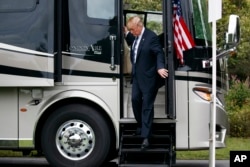 El presidente Donald Trump revisa una exhibición de una "Muestra de productos Made in America" en la Casa Blanca, el lunes 23 de julio de 2018, en Washington. (AP Photo / Evan Vucci)