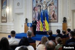 Menteri Luar Negeri AS Antony Blinken menyampaikan pidato di Kyiv Polytechnic University di Kyiv, Ukraina, 14 Mei 2024. (Foto: Brendan Smialowski via Reuters)