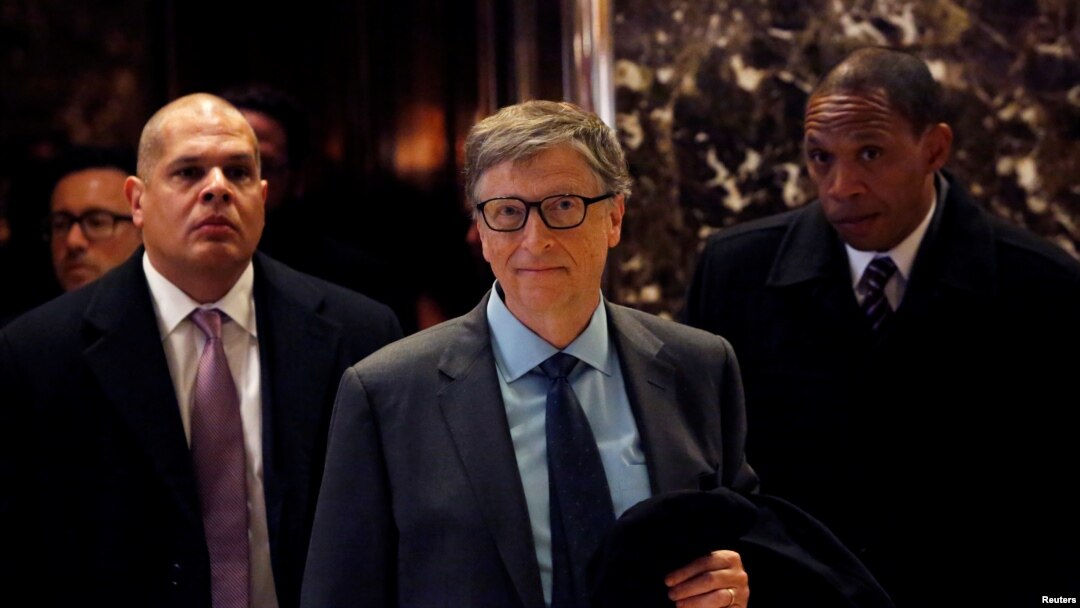 Bill Gates keluar dari lobi Trump Tower di Manhattan, kota New York (13/12). (Reuters/Andrew Kelly)