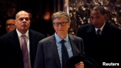 Bill Gates keluar dari lobi Trump Tower di Manhattan, kota New York (13/12). (Reuters/Andrew Kelly)