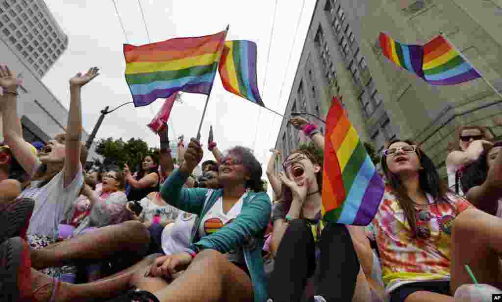 Pawai Gay Pride tahunan yang ke-41 di Seattle (28/6). (AP/Elaine Thompson)