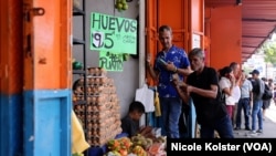 ARCHIVO - Una concurrida calle de Petare, Venezuela, el 7 de septiembre de 2024.