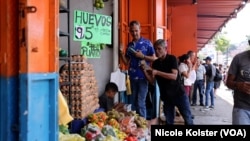 Un grupo de personas conversa en las inmediaciones de un puesto de venta de alimentos en Petare, Venezuela, el 7 de septiembre de 2024.