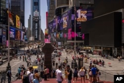 Papan reklame raksasa di Times Square, Manhattan di kota New York, yang biasanya menyala terang benderang tampak gelap hari Jumat sore (19/7).