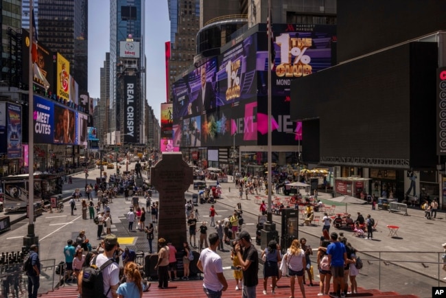 Papan reklame raksasa di Times Square, Manhattan di kota New York, yang biasanya menyala terang benderang tampak gelap hari Jumat sore (19/7).