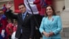 El presidente de Ecuador, Daniel Noboa, recibido por su homóloga peruana, Dina Boluarte, saluda a los periodistas desde las escaleras del palacio de gobierno en Lima, Perú, el jueves 4 de julio de 2024.