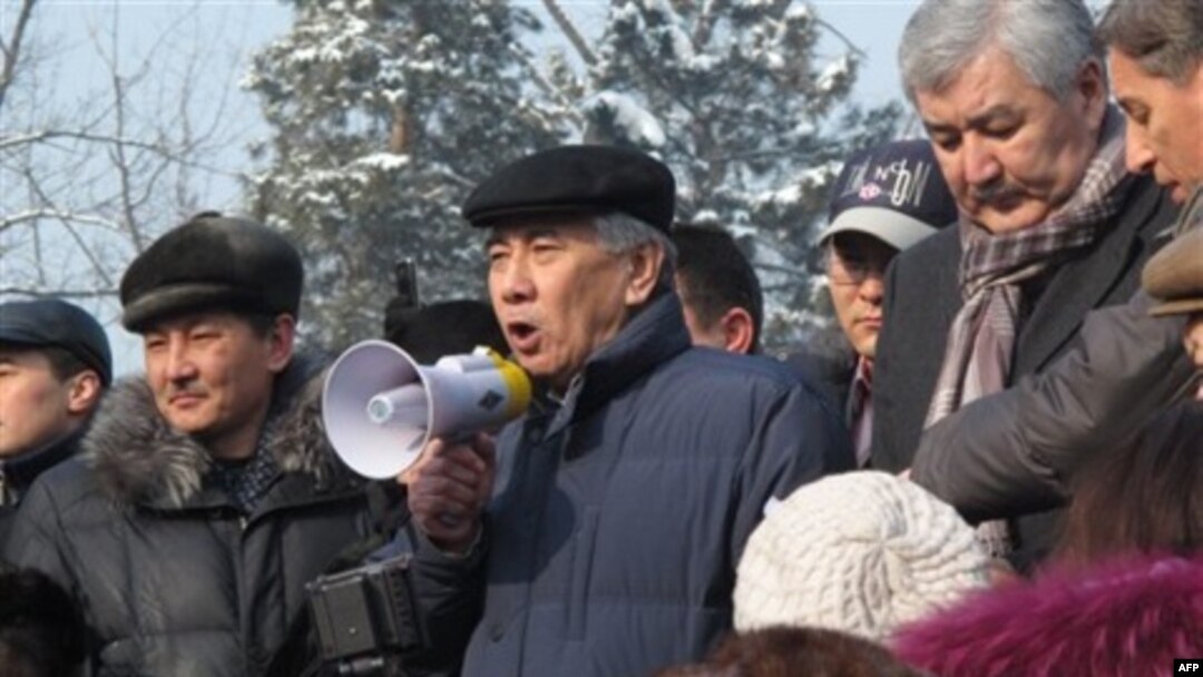 Sotsial demokratik partiya lideri Jarmaxan Almatidagi mitingda so'zlamoqda, 28-fevral 2012