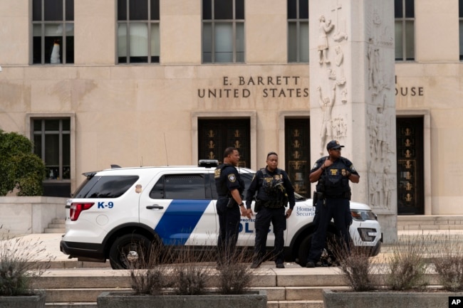 Oficiales de Policía del Departamento de Seguridad Nacional frente a la corte federal el martes 1 de agosto de 2023 en Washington. El Departamento de Justicia acusó al expresidente Donald Trump por sus esfuerzos para anular los resultados de las elecciones presidenciales de 2020. (Foto AP/José Luis Magaña)