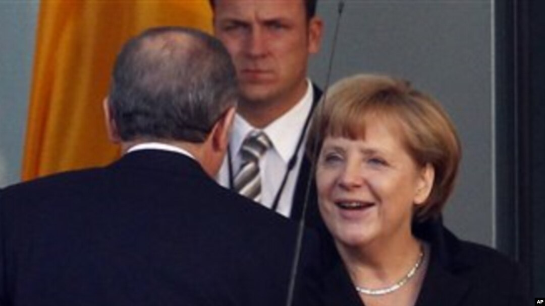 Kanselir Jerman Angela Merkel menyambut kehadiran PM Turki Tayyib Erdogan di Berlin, Jerman (31/10). Angela Merkel menjamu para pemimpin badan keuangan global untuk membicarakan upaya menghidupkan kembali ekonomi yang macet di dunia Barat.