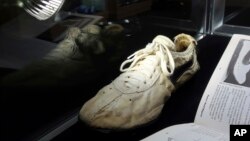 کفش نایکی مشهور به «مون شو» در ویترین حراج‌خانه ساتبی نیویورک