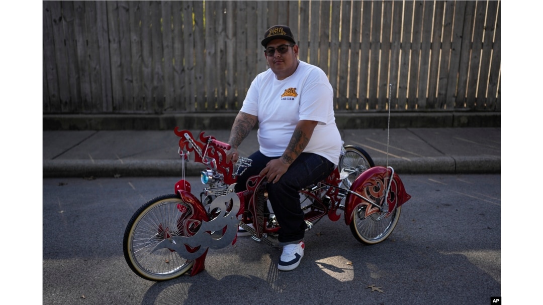 FILE - Luis Martinez (29), anggota Klub Mobil Uso Chicago, duduk di atas sepeda lowrider buatannya di Mishawaka, Indiana, 21 September 2024. (Foto AP/Erin Hooley)