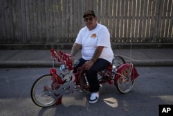 FILE - Luis Martinez (29), anggota Klub Mobil Uso Chicago, duduk di atas sepeda lowrider buatannya di Mishawaka, Indiana, 21 September 2024. (Foto AP/Erin Hooley)