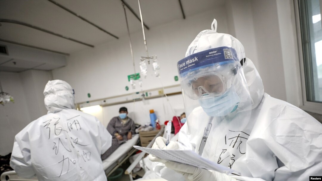 Seorang pekerja medis dalam pakaian pelindung memeriksa catatan pasien di rumah sakit Jinyintan di Wuhan, China, 13 Februari 2020. (Foto: China Daily via Reuters)