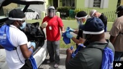 코로나 확진자가 증가하고 있는 미 동남부 플로리다주 마이애미에서 민간 단체가 코로나 확산 지역 주민들에게 나눠줄 키트를 배분하고 있다. 