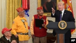 Trump reconoció el aporte de veteranos de guerra indígena estadounidenses y sus valiosas contribuciones.