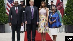 Le président américain Donald Trump et la première dame Melania Trump accueillent le président kenyan Uhuru Kenyatta et son épouse, Margaret Kenyatta, à leur arrivée à la pelouse sud de la Maison Blanche à Washington, le 27 août 2018.