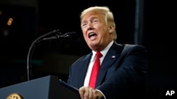 Presiden Donald Trump di Ford Center, Kamis, 30 Agustus 2018, di Evansville, Ind. (AP Photo / Evan Vucci).