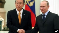 Ban Ki-moon saluda al presidente ruso Vladimir Putin, en Moscú.