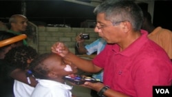 Kolonèl Victor Nuñez ap pentire figi timoun nan jounen rekreyasyon nan baz MINUSTAH nan Pòtoprens.