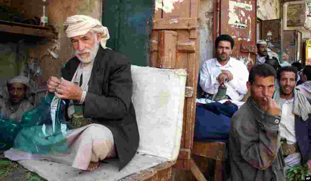 The qat market in Old Sana'a was bustling. (VOA - E. Arrott)