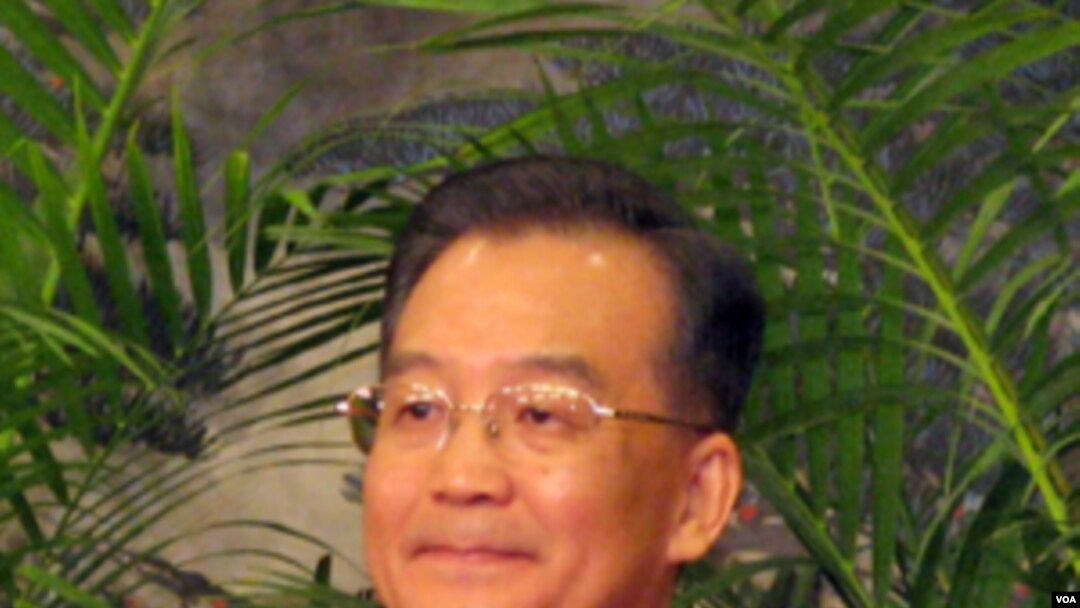 PM Wen Jiabao menolak tekanan pemerintah AS untuk mengoreksi nilai tukar mata uang Tiongkok, Yuan.
