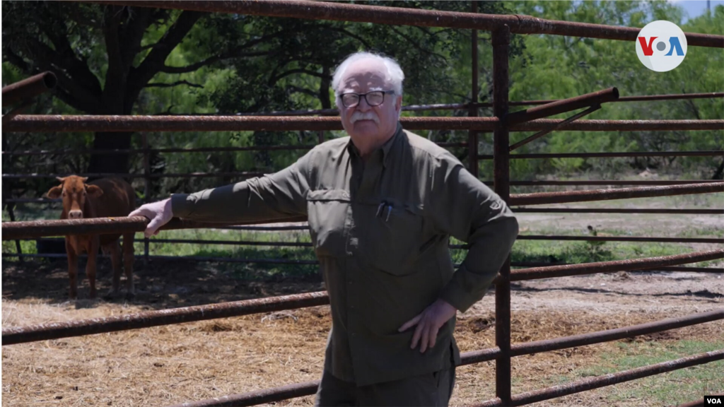El veterinario Mike Vickers, propietario de un rancho que colinda con la frontera sur de Estados Unidos, en Falfurrias, Texas, es testigo diario de la p&#233;rdida humana y la crueldad de los traficantes de personas.