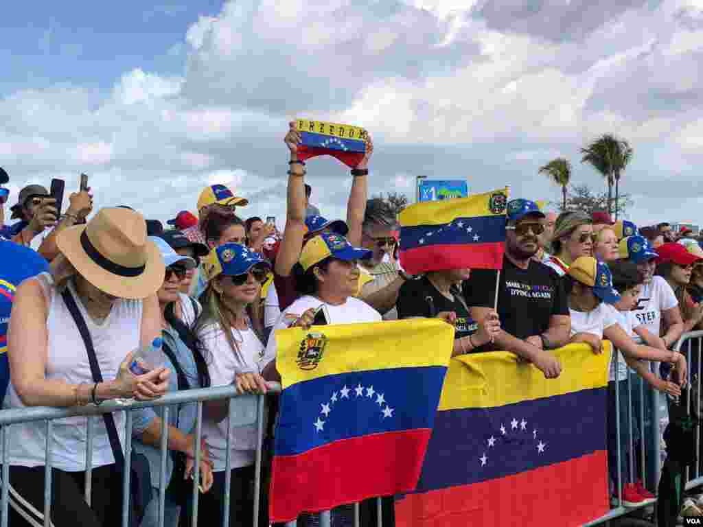 Varios simpatizantes del gobierno encargado se reunieron en el Doral, Florida, para exigir la salida del poder de Nicolás Maduro y su gobierno.