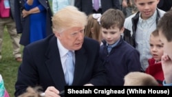 2018年復活節特朗普總統在白宮與兒童一起繪製和簽署彩色卡片給美國軍人（白宮圖片）