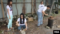 Para mahasiswa Universitas Kristen Petra Surabaya mengolah sampah plastik menjadi minyak tanah. (VOA/Petrus Riski)