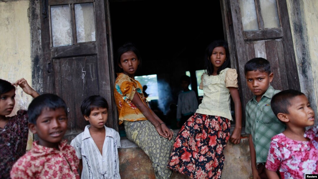 Trẻ em Hồi giáo Rohingya tại trại tị nạn bên ngoài Sittwe, Miến Ðiện ngày 16/5/2013.