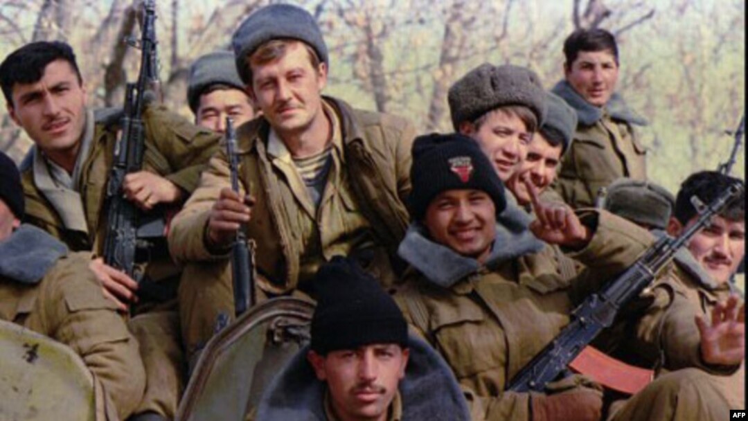 Tojikiston 1990 yillar boshida mustaqil bo'lgach, siyosiy kuchlar hokimiyat uchun kurash boshlaydi. Ilk saylovlarda kommunistik partiya vakili g'alaba qilib, muxolifat natijalarni tan olishdan bosh tortadi va tomonlar qo'liga qurol oladi. 1992-1997 yillar