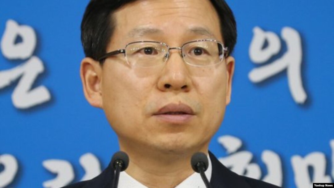 김의도 한국 통일부 대변인이 21일 정부서울청사에서 대북 식량차관에 대해 브리핑하고 있다.