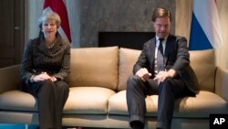 La primera ministra de Gran Bretaña, Theresa y su homólogo holandés, Mark Rutte, posan para los fotógrafos al inicio de una reunión en La Haya, Holanda, el 11 de diciembre de 2018.