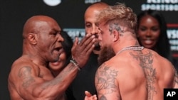 Mike Tyson, a la izquierda, abofetea a Jake Paul durante el pesaje antes de su pelea de peso pesado, el 14 de noviembre de 2024, en Irving, Texas.