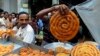 Pedagang di Bangladesh menjual makanan tradisional untuk berbuka puasa di Dhaka, Bangladesh.