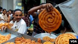 Pedagang di Bangladesh menjual makanan tradisional untuk berbuka puasa di Dhaka, Bangladesh.