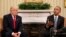 သမ္မတ Donald Trump နှင့်အမေရိကန်သမ္မတဟောင်း Barack Obama တို့ နိုဝင်ဘာ ၂၀၁၆ တုန်းကတွေ့ဆုံစဉ် 