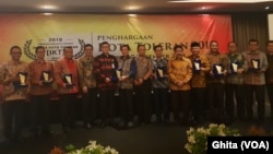 Para Walikota dari 10 kota paling toleran se-Indonesia bersama Mendagri Tjahjo Kumolo, Ketua SETARA Institute Hendardi dalam acara penghargaan Kota Toleran 2018, di Jakarta, Jumat (7/12) (Foto: VOA/Ghita).