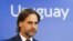 El presidente de Uruguay, Luis Lacalle Pou, asiste a una conferencia de prensa sobre la renuncia de su ministro del Interior, en Montevideo, Uruguay, el sábado 4 de noviembre de 2023.
