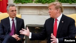 Presiden AS Donald Trump bersama Sekjen NATO Jens Stoltenberg dalam pertemuan di Gedung Putih, Washington, DC Selasa (2/4). 