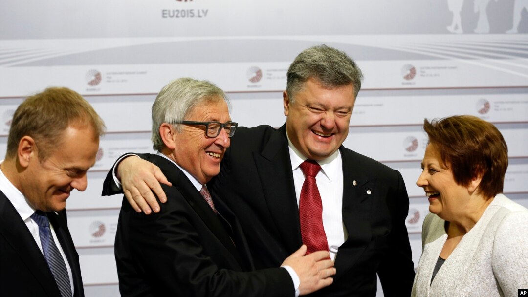 Ukraina Prezidenti Petro Poroshenko (markazda o'ngda) Yevropa Ittifoqi rasmiylari bilan, Riga, 22-may, 2015-yil.