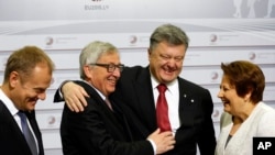 Ukraina Prezidenti Petro Poroshenko (markazda o'ngda) Yevropa Ittifoqi rasmiylari bilan, Riga, 22-may, 2015-yil.