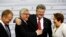 European Commission President Jean-Claude Juncker, center left, greets Ukrainian President Petro Poroshenko, center right, and Latvia Prime Minister Laimdota Straujuma, right, during arrivals at the Eastern Partnership summit in Riga, Latvia, May 22, 2015. 