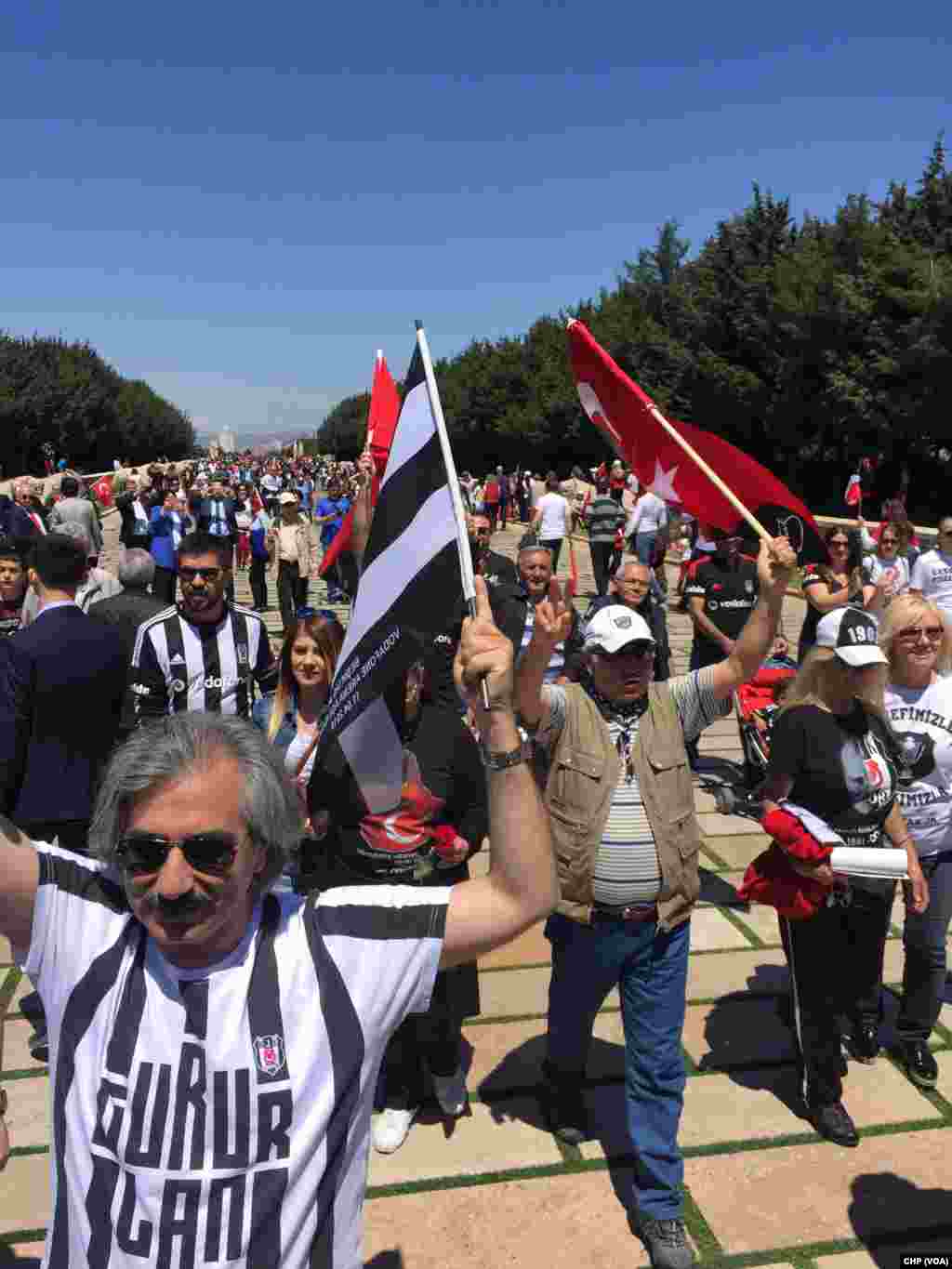 Kemal Kılıçdaroğlu gençlerle Anıtkabir'e yürüdü.