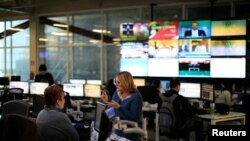 ARCHIVO - Periodistas trabajan en la redacción del diario Últimas Noticias en Caracas, Venezuela, el 19 de junio de 2018.