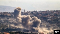 El humo se eleva desde el lugar de un ataque aéreo israelí que tuvo como objetivo un área en la aldea de Khiam, en el sur del Líbano, el 30 de octubre de 2024. AFP