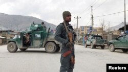 Polisi Afghanistan berjaga di sekitar lokasi serangan di Kabul, Afghanistan, 25 Maret 2020. (Foto: dok).