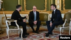 Ukrainian President Volodymyr Zelenskyy, British Prime Minister Keir Starmer and French President Emmanuel Macron hold a meeting during a summit at Lancaster House in central London, March 2, 2025.