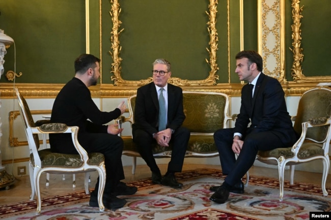 Ukrainian President Volodymyr Zelenskyy, British Prime Minister Keir Starmer and French President Emmanuel Macron hold a meeting during a summit at Lancaster House in central London, March 2, 2025.